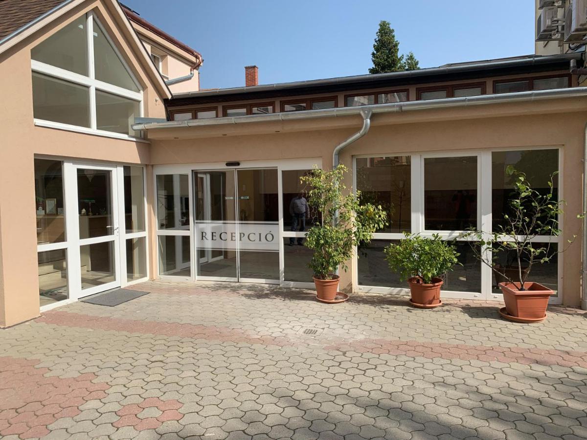 Oazis Hotel*** Nagykanizsa Exterior foto